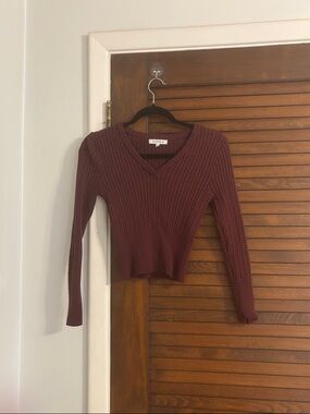 Hooked Up by IOT Ribbed V-Neck Cropped Sweater in Burgundy